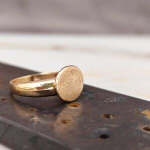Signet ring. 14k solid yellow gold ring.